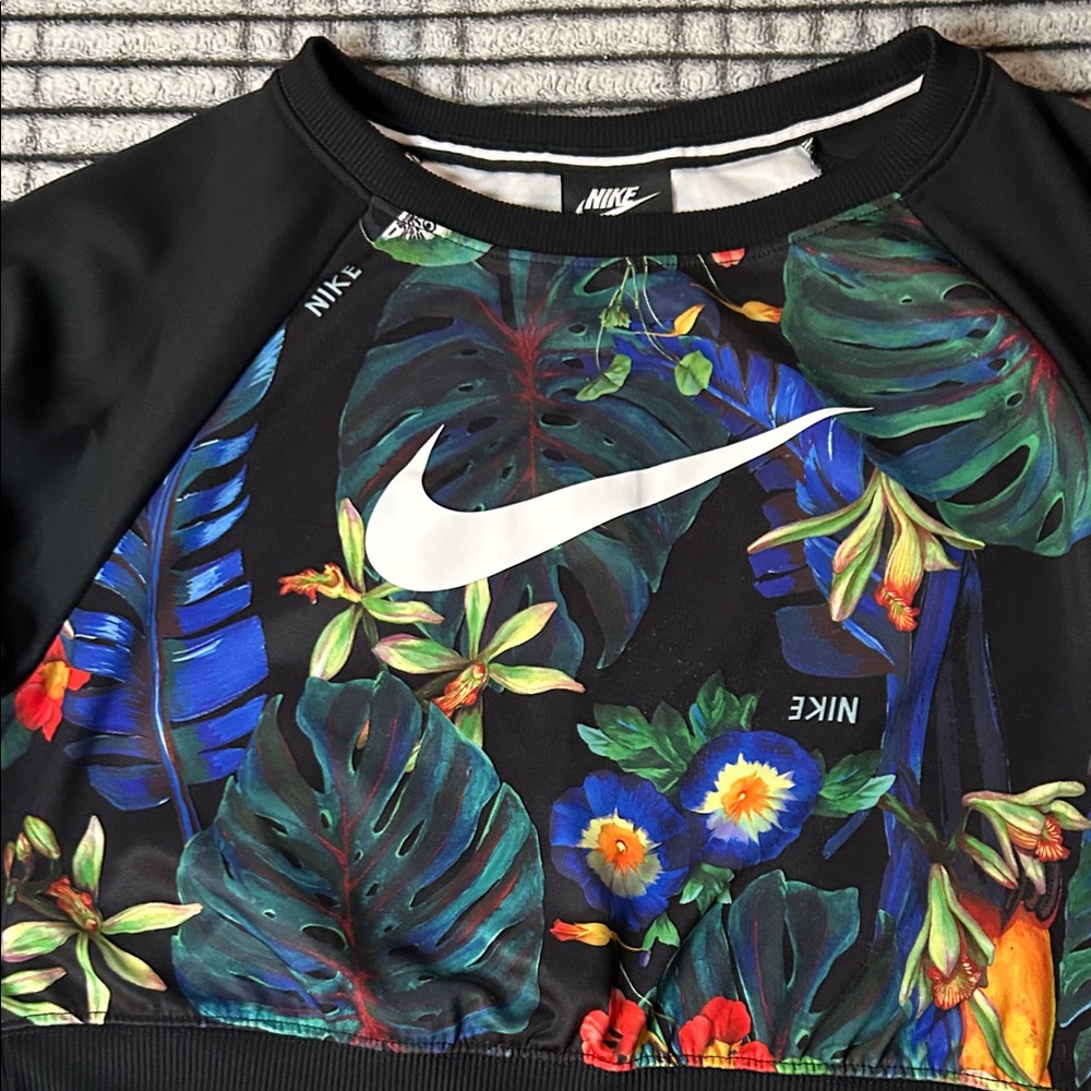 Junior’s Nike Tropic Activewear Set (XS/S) - Picture 3 of 13